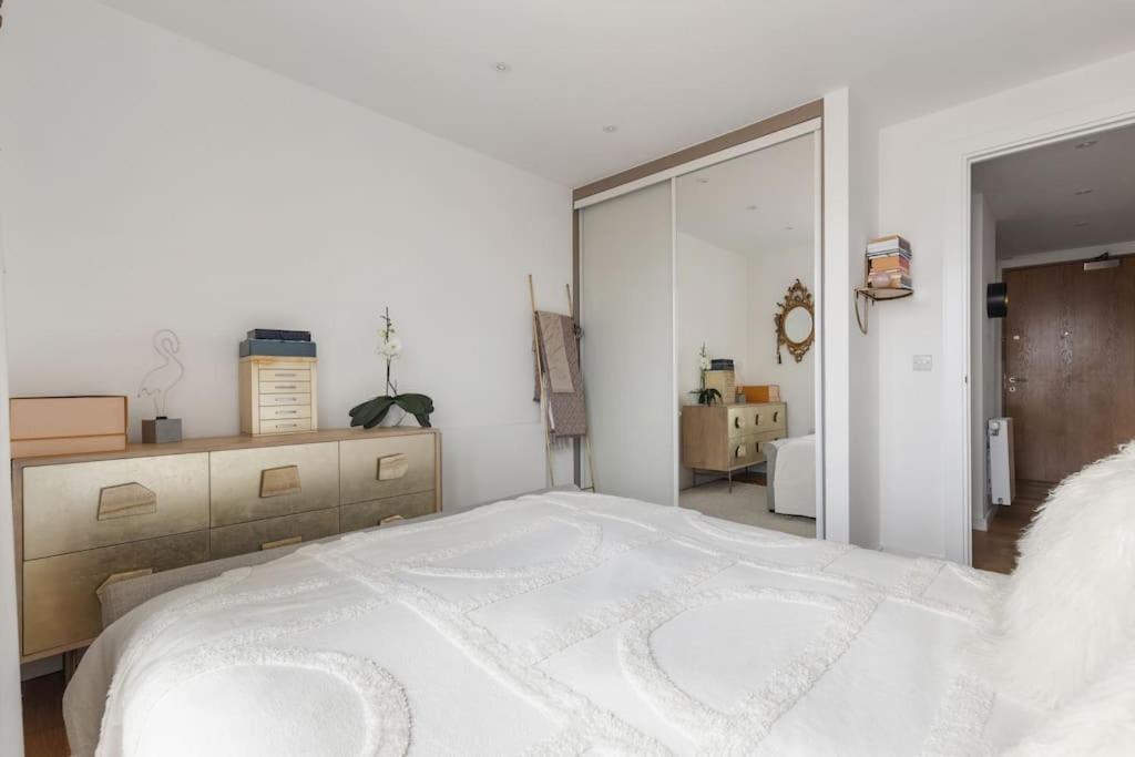 Modern New 1-Bedroom Home Stunning Views London Exteriör bild