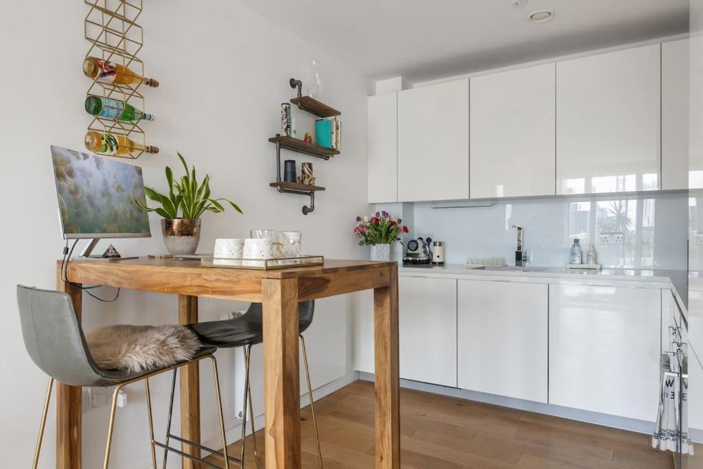 Modern New 1-Bedroom Home Stunning Views London Exteriör bild